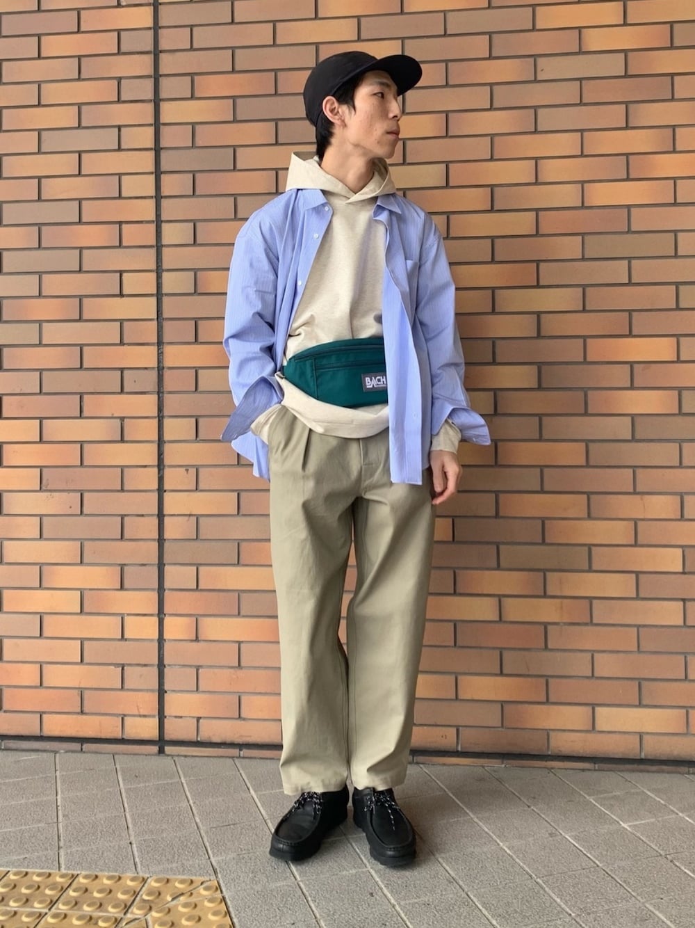 「休日コーデ、春、カジュアルコーデ、シャツスタイル、パーカー、ワイドパンツ、ストライプ、ストライプシャツ」｜「URBAN RESEARCHのポンチワイドプルオーバーパーカー（パーカー、ベージュ系）」を使った、Ryoさん（メンズ・172cm）の春コーディネートの1枚目の写真