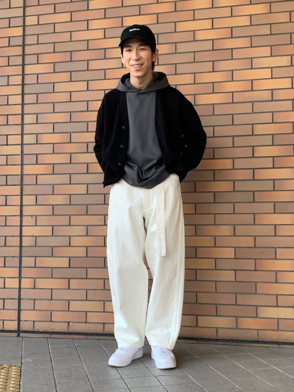 「春めきシューズ、今日のコーデ、オトナカジュアル、カーディガン、パーカー、ワイドパンツ、デニム、白パンツ、LEE」｜「URBAN RESEARCHのポンチワイドプルオーバーパーカー（パーカー、グレー系）」を使った、Ryoさん（メンズ・172cm）の春コーディネートの1枚目の写真