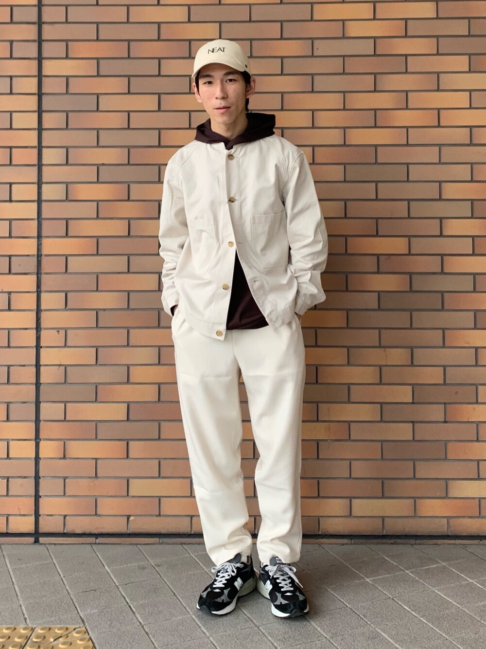 「今日のコーデ、オトナカジュアル、春コーデ、春アウター、ホワイト、ホワイトコーデ、シェフパンツ、パーカー」｜「URBAN RESEARCHのコットンシルクツイルスタンドブルゾン（ブルゾン、ホワイト系）」を使った、Ryoさん（メンズ・172cm）の春コーディネートの1枚目の写真