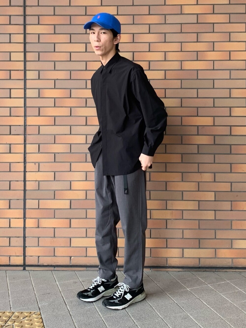 「シャツスタイル、シャツ、春コーデ、グラミチ、モノトーン」｜「URBAN RESEARCHのSolotex Fly Front SHIRTS（シャツ/ブラウス、ブラック系）」を使った、Ryoさん（メンズ・172cm）の春コーディネートの1枚目の写真
