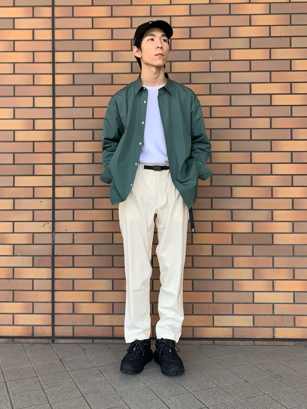 「今日のコーデ、オトナカジュアル、シャツスタイル、シャツ、春、春コーデ、くすみカラー、オーバーサイズ、グラミチ、ホワイトパンツ」｜「THOMAS MASONのトーマスメイソンオーバーシャツ（シャツ/ブラウス、グリーン系）」を使った、Ryoさん（メンズ・172cm）の春コーディネートの1枚目の写真