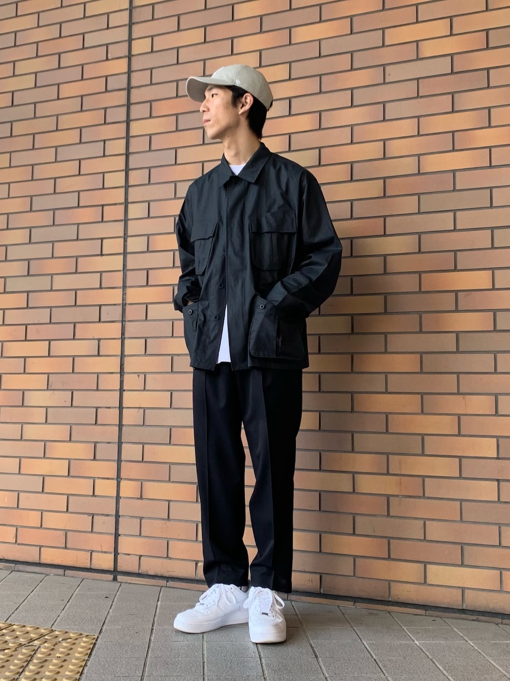 「シンプル、大人カジュアル、カジュアルコーデ、モノトーン、ミリタリー、スニーカー、NIKE、エアフォースワン、ミリタリージャケット」｜「URBAN RESEARCHのシリコンダンプファティーグジャケット（ブルゾン、グレー系）」を使った、Ryoさん（メンズ・172cm）の春コーディネートの1枚目の写真