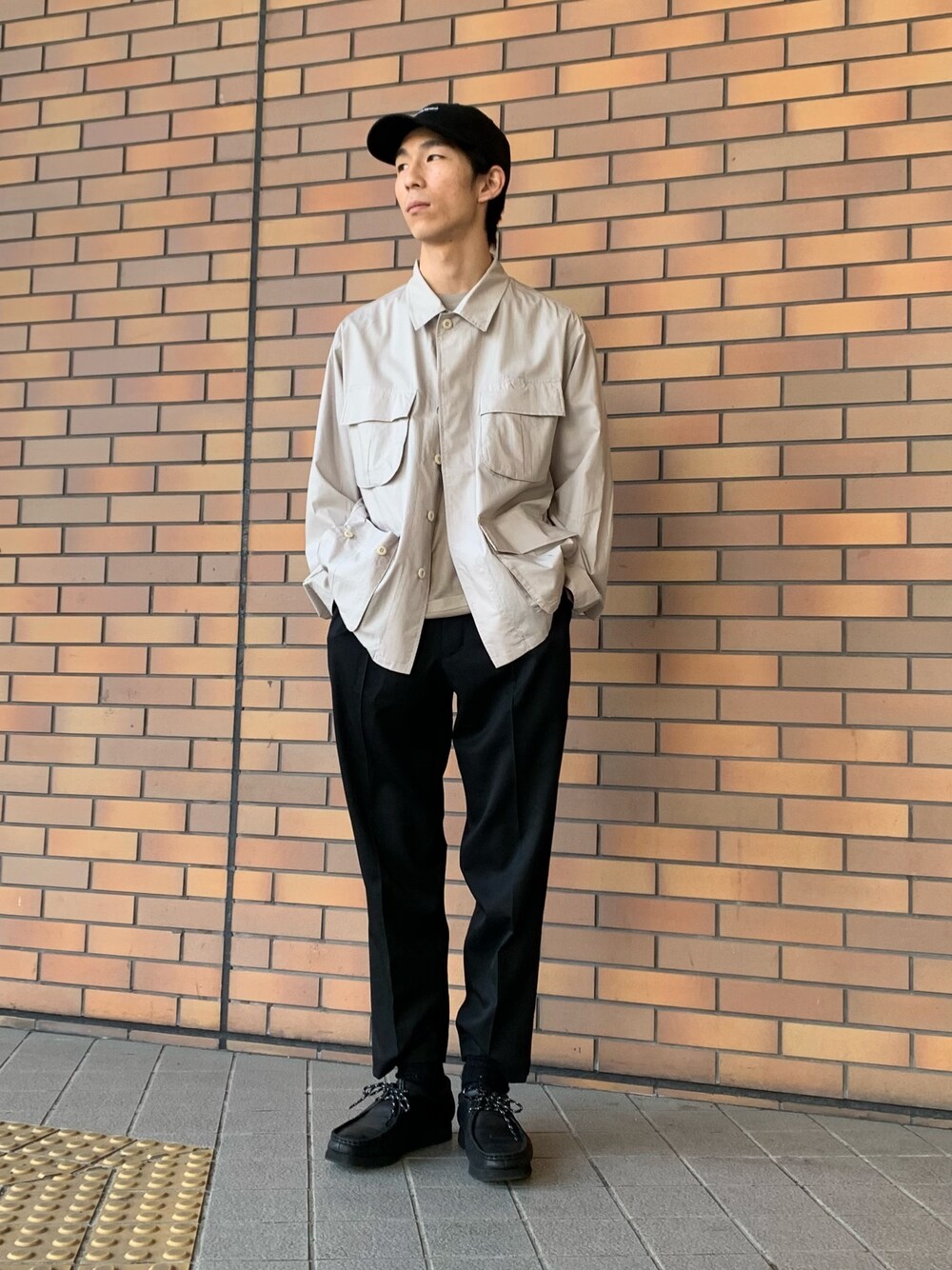 「シンプル、大人カジュアル、春カラー、カジュアルコーデ、休日スタイル、ミリタリー、ミリタリージャケット、春アウター、春コーデ」｜「URBAN RESEARCHのシリコンダンプファティーグジャケット（ブルゾン、グレー系）」を使った、Ryoさん（メンズ・172cm）の春コーディネートの1枚目の写真