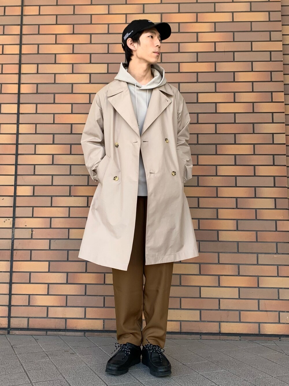 「シンプル、大人カジュアル、春カラー、カジュアルコーデ、春コーデ、春アウター、オーバーサイズ、トレンチコート、ワントーンコーデ、パーカー」｜「URBAN RESEARCHの100/2TCシャンブレーダブルコート（ステンカラーコート、ベージュ系）」を使った、Ryoさん（メンズ・172cm）の春コーディネートの1枚目の写真