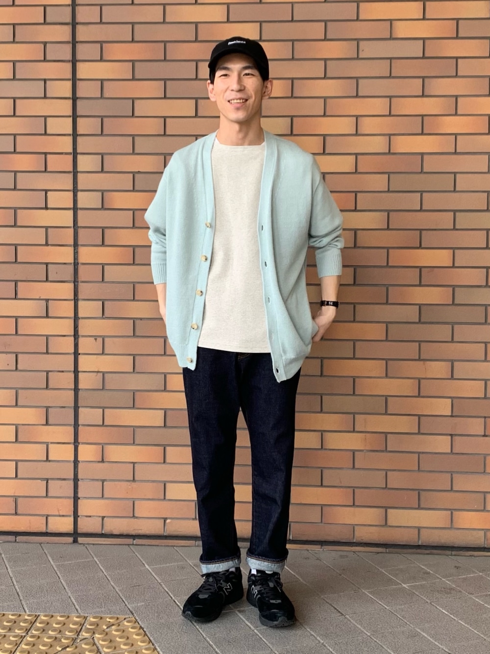 「シンプル、春、オーバーサイズ、今日のコーデ、スニーカー」｜「URBAN RESEARCHのWASHABLEラミーカーディガン（カーディガン/ボレロ、グリーン系）」を使った、Ryoさん（メンズ・172cm）の春コーディネートの1枚目の写真