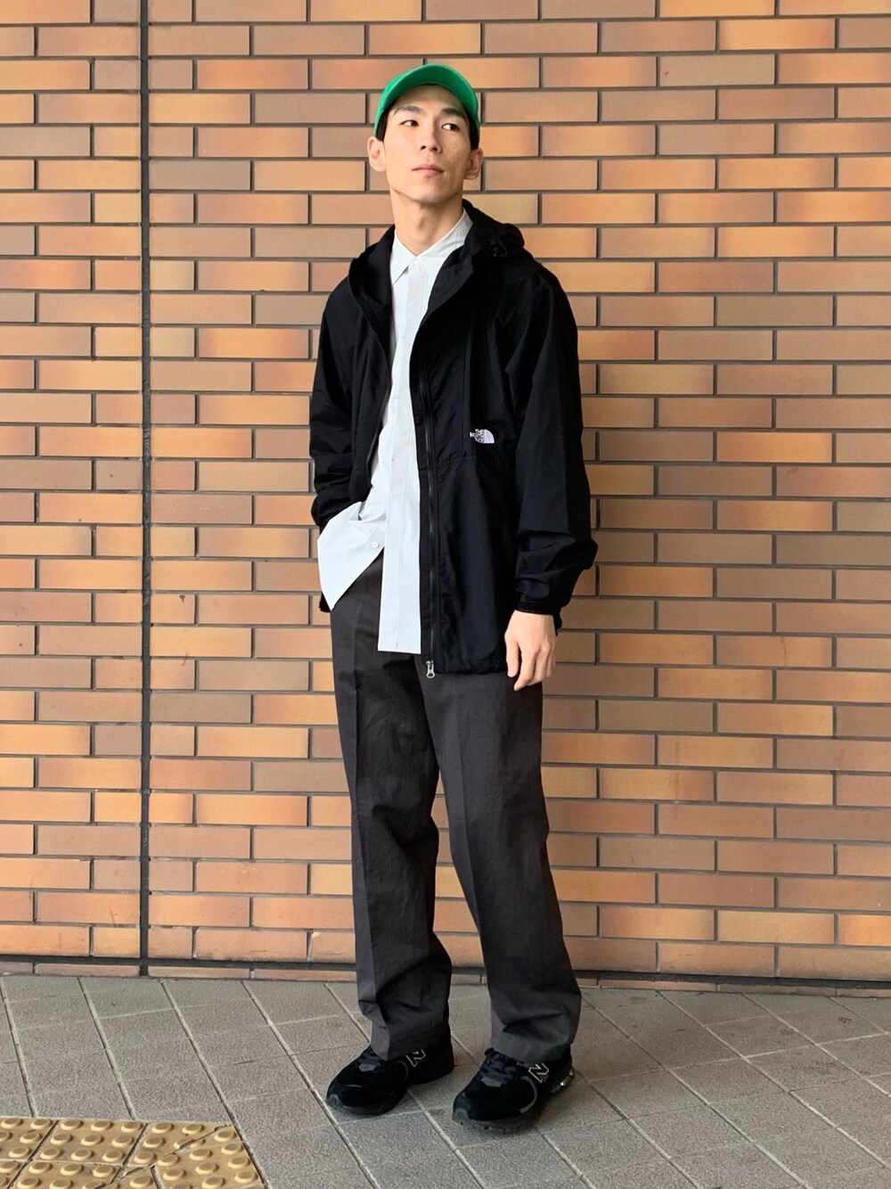「ノースフェイス、THE NORTH FACE、シンプル、春、オーバーサイズ」｜「URBAN RESEARCHのSolotex Fly Front SHIRTS（シャツ/ブラウス、グレー系）」を使った、Ryoさん（メンズ・172cm）の春コーディネートの1枚目の写真