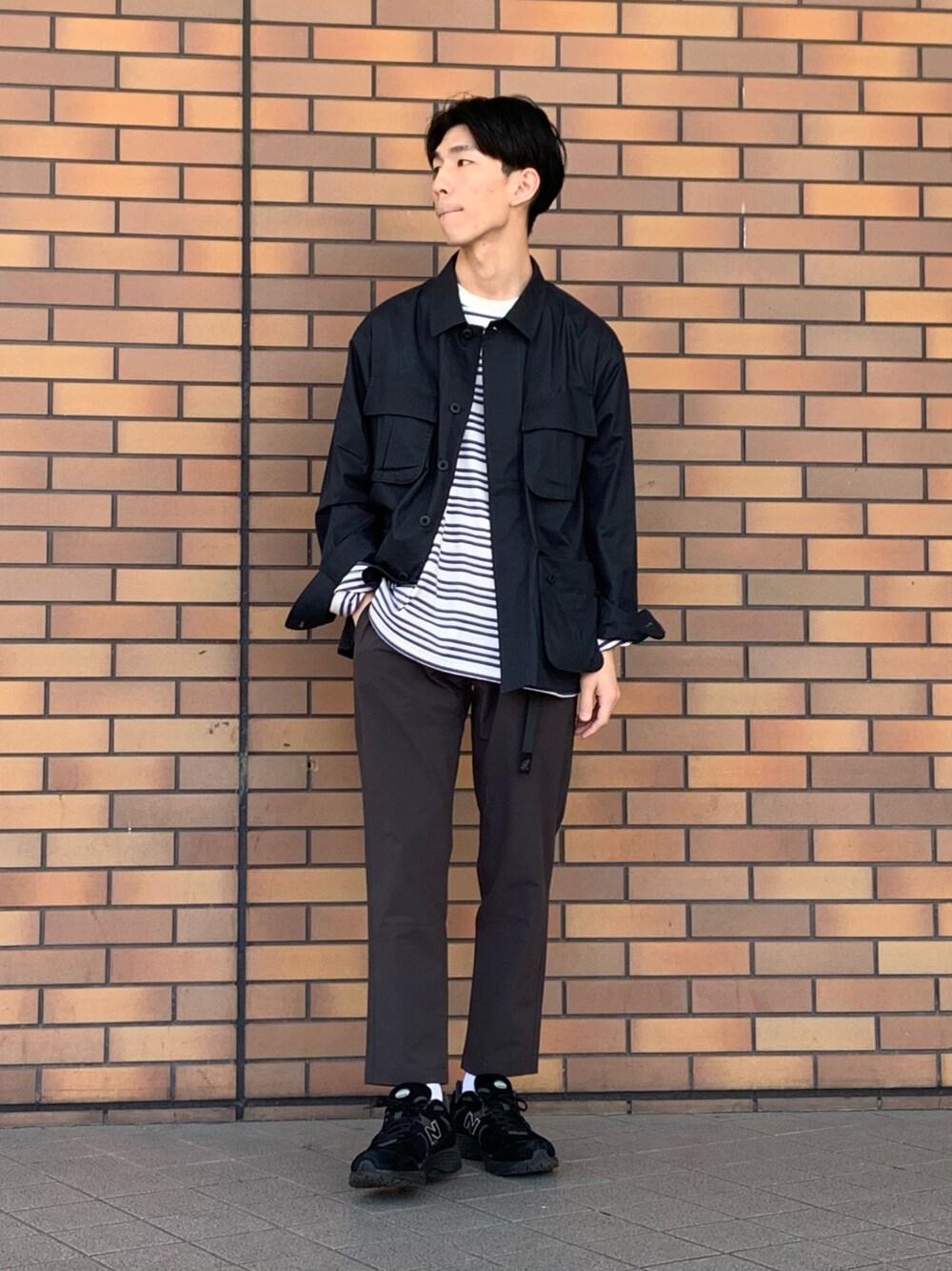 「春、シンプルコーデ、スニーカーコーデ、ボーダー、ミリタリー、グラミチ、グレー」｜「URBAN RESEARCHのシリコンダンプファティーグジャケット（ブルゾン、ブラック系）」を使った、Ryoさん（メンズ・172cm）の春コーディネートの1枚目の写真