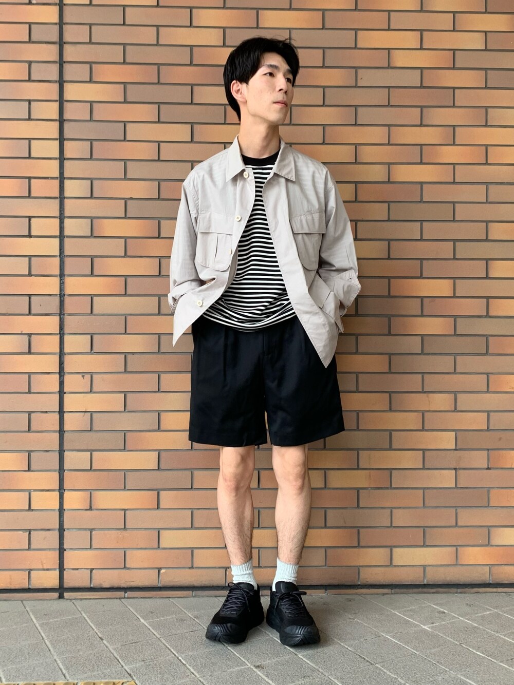 「シャツスタイル、カジュアルコーデ、ショートパンツ、ボーダー、ミリタリー、モノトーン、春コーデ、春、HOKAONEONE」｜「URBAN RESEARCHのシリコンダンプファティーグジャケット（ブルゾン、グレー系）」を使った、Ryoさん（メンズ・172cm）の春コーディネートの1枚目の写真