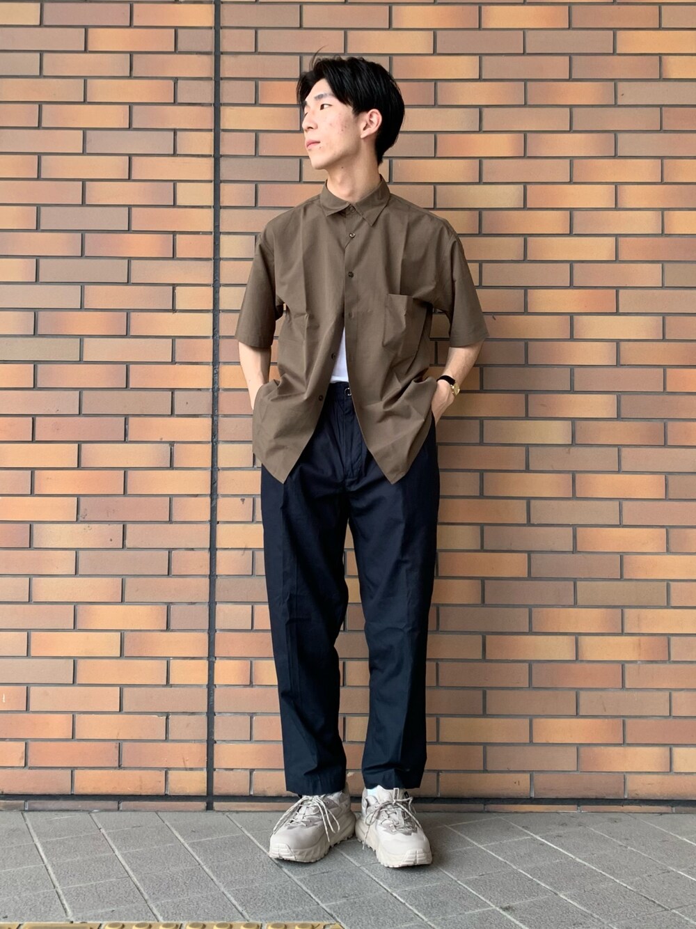 「シャツスタイル、シンプル、半袖シャツ、ワイドパンツ、HOKAONEONE」｜「URBAN RESEARCHのコットン/リヨセルタイプライターシャツ（シャツ/ブラウス、グリーン系）」を使った、Ryoさん（メンズ・172cm）の春コーディネートの1枚目の写真