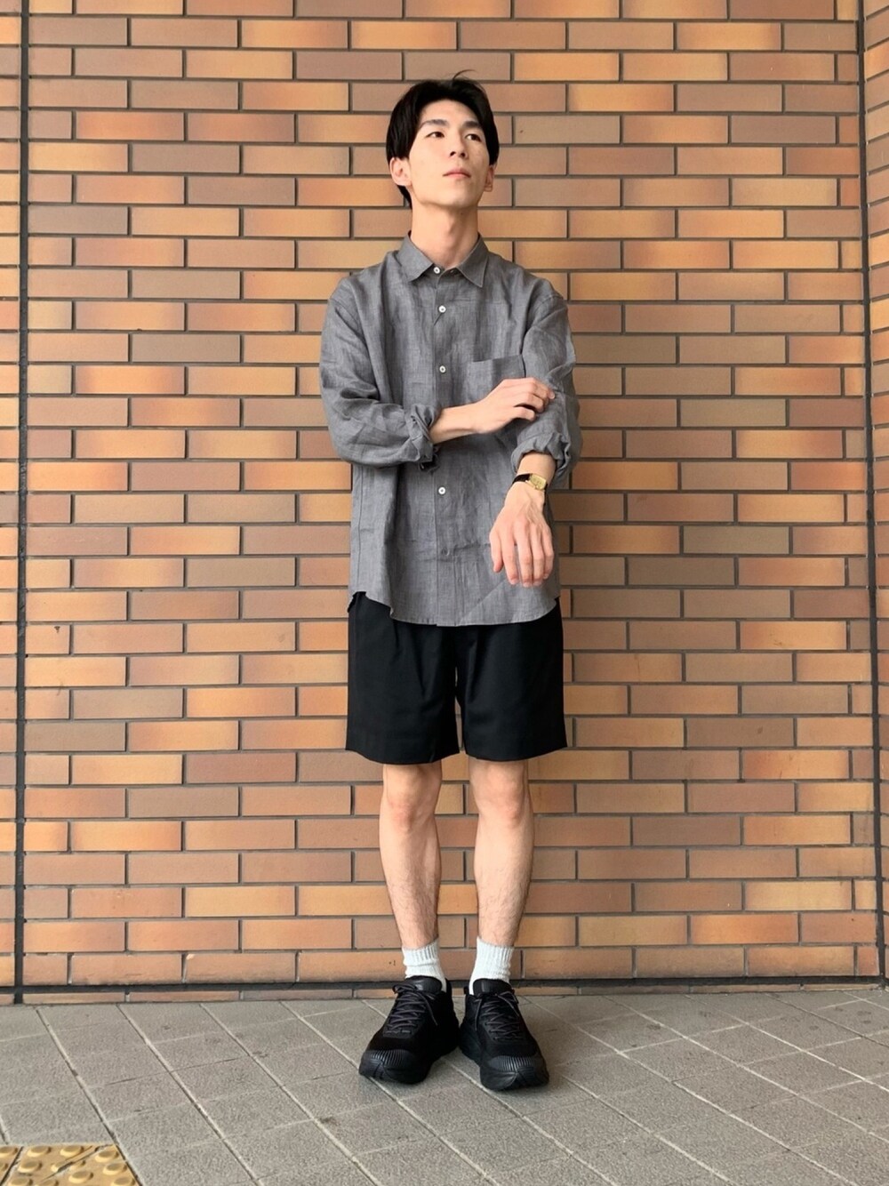 「シンプル、シャツスタイル、ショートパンツ、夏コーデ、グレー、リネン、HOKAONEONE、スニーカー」｜「URBAN RESEARCHのハードマンリネンレギュラーシャツ（シャツ/ブラウス、グレー系）」を使った、Ryoさん（メンズ・172cm）の春コーディネートの1枚目の写真