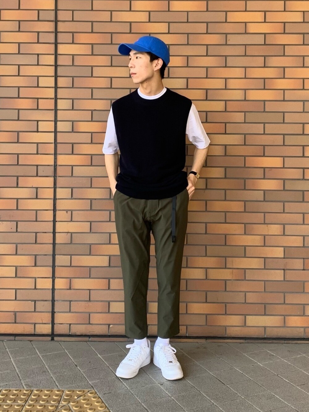 「シンプル、休日スタイル、きれいめカジュアル、カジュアルコーデ、ニットベスト、グラミチ、スニーカー、Tシャツ」｜「URBAN RESEARCHのハンドウォッシャブル片畦ニットベスト（ベスト、ブルー系）」を使った、Ryoさん（メンズ・172cm）の春コーディネートの1枚目の写真