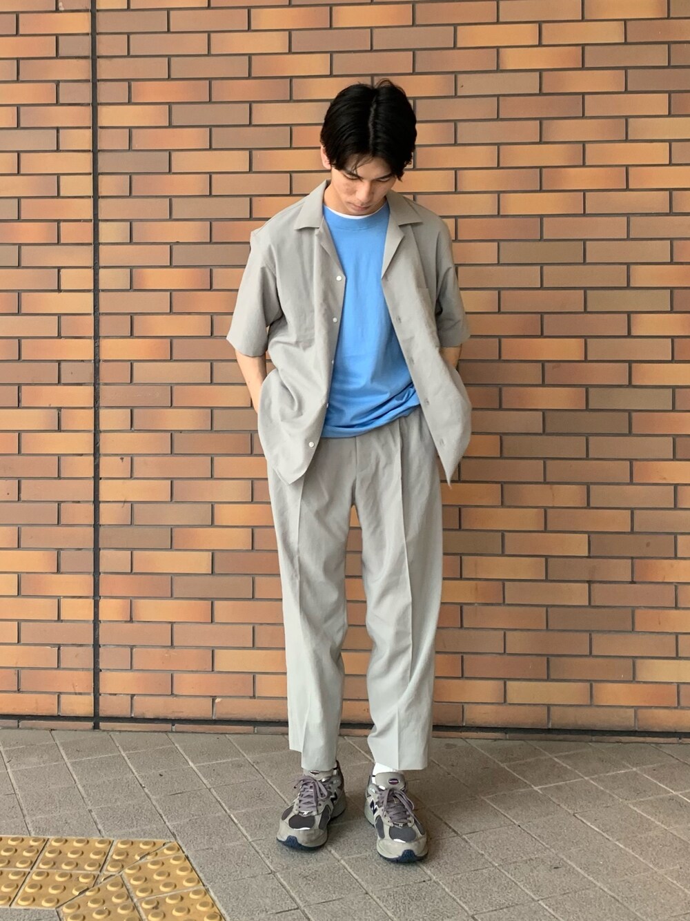 「休日コーデ、大人カジュアル、ビッグシルエット、スニーカー、セットアップ、グレー、オープンカラーシャツ、夏、Tシャツ、ワントーンコーデ」｜「URBAN RESEARCHのドライメランジオープンカラーショートスリーブシャツ（シャツ/ブラウス、グレー系）」を使った、Ryoさん（メンズ・172cm）の春コーディネートの1枚目の写真