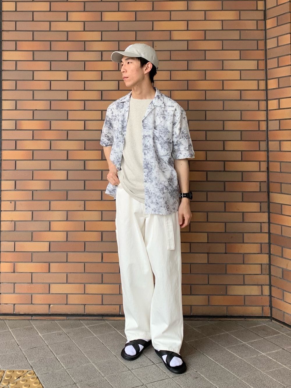 「これが私をアゲる服、夏、春夏コーデ、大人コーデ、オープンカラーシャツ、ワイドデニム、白パンツ、ホワイトコーデ、柄シャツ」｜「URBAN RESEARCHのスプラッシュパターンオープンカラーシャツ（シャツ/ブラウス、グレー系）」を使った、Ryoさん（メンズ・172cm）の春コーディネートの1枚目の写真