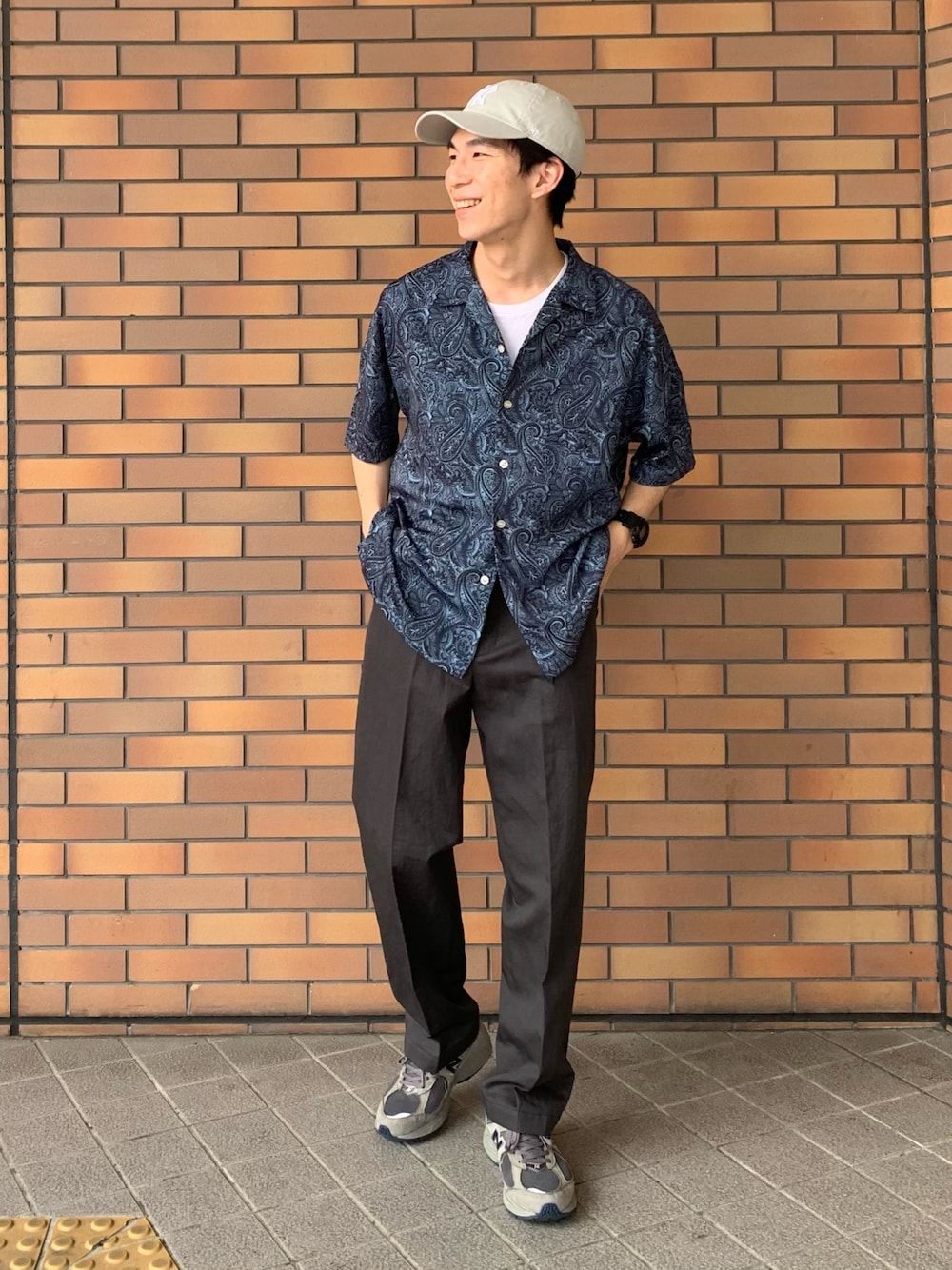 「これが私をアゲる服、夏、春夏コーデ、きれいめカジュアル、大人コーデ、今日のコーデ、スニーカーコーデ、オープンカラーシャツ、白Tシャツ、フレアパンツ」｜「URBAN RESEARCHのURBAN RESEARCH iD　PRINT OPEN COLLAR SHIRTS（シャツ/ブラウス、その他）」を使った、Ryoさん（メンズ・172cm）の春コーディネートの1枚目の写真