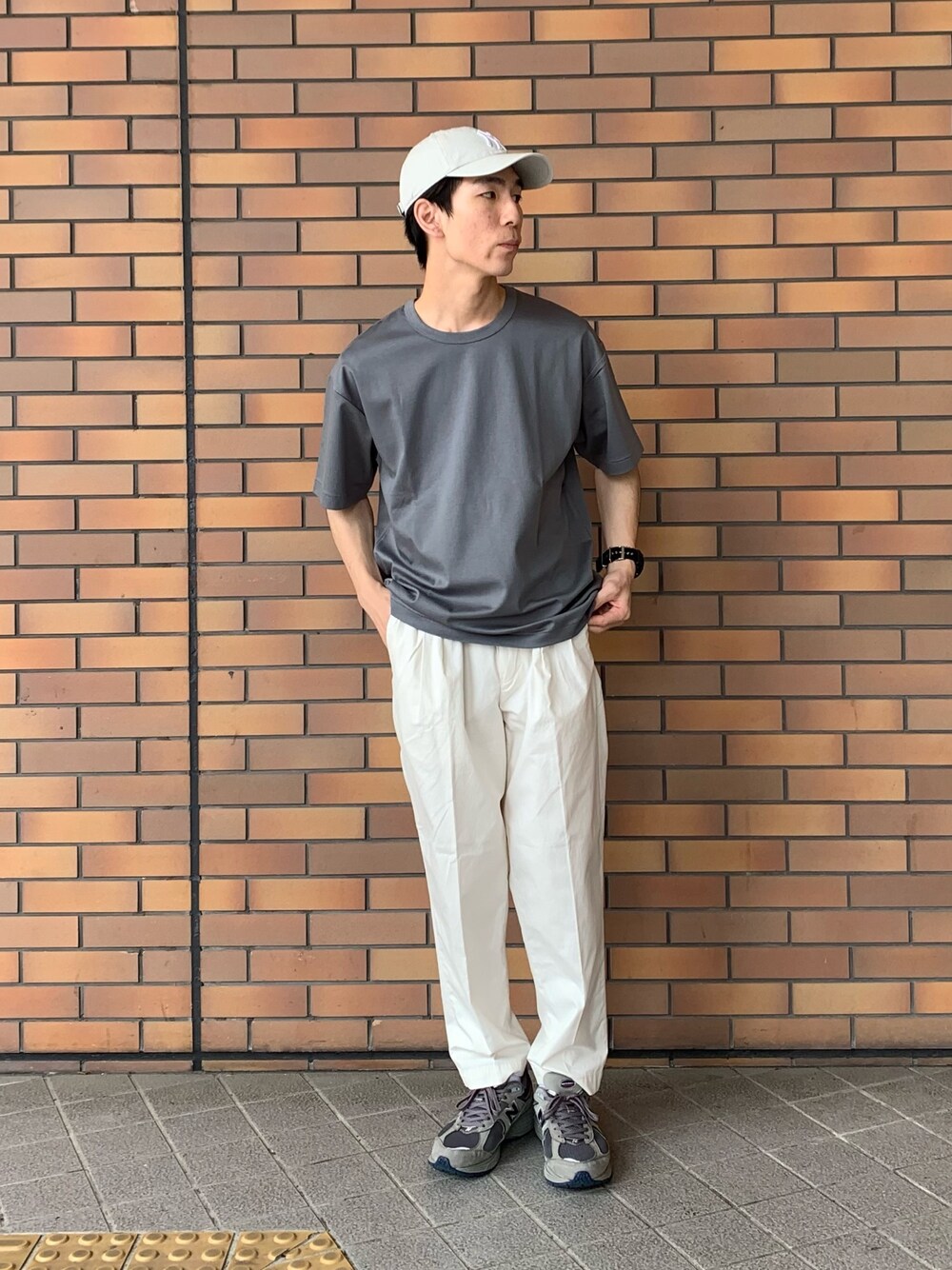 「これが私をアゲる服、夏、春夏コーデ、きれいめカジュアル、今日のコーデ、大人コーデ、スニーカーコーデ、大人カジュアル、グリーン、ホワイト」｜「URBAN RESEARCHのシルケットポンチTシャツ（Tシャツ/カットソー、グリーン系）」を使った、Ryoさん（メンズ・172cm）の春コーディネートの1枚目の写真