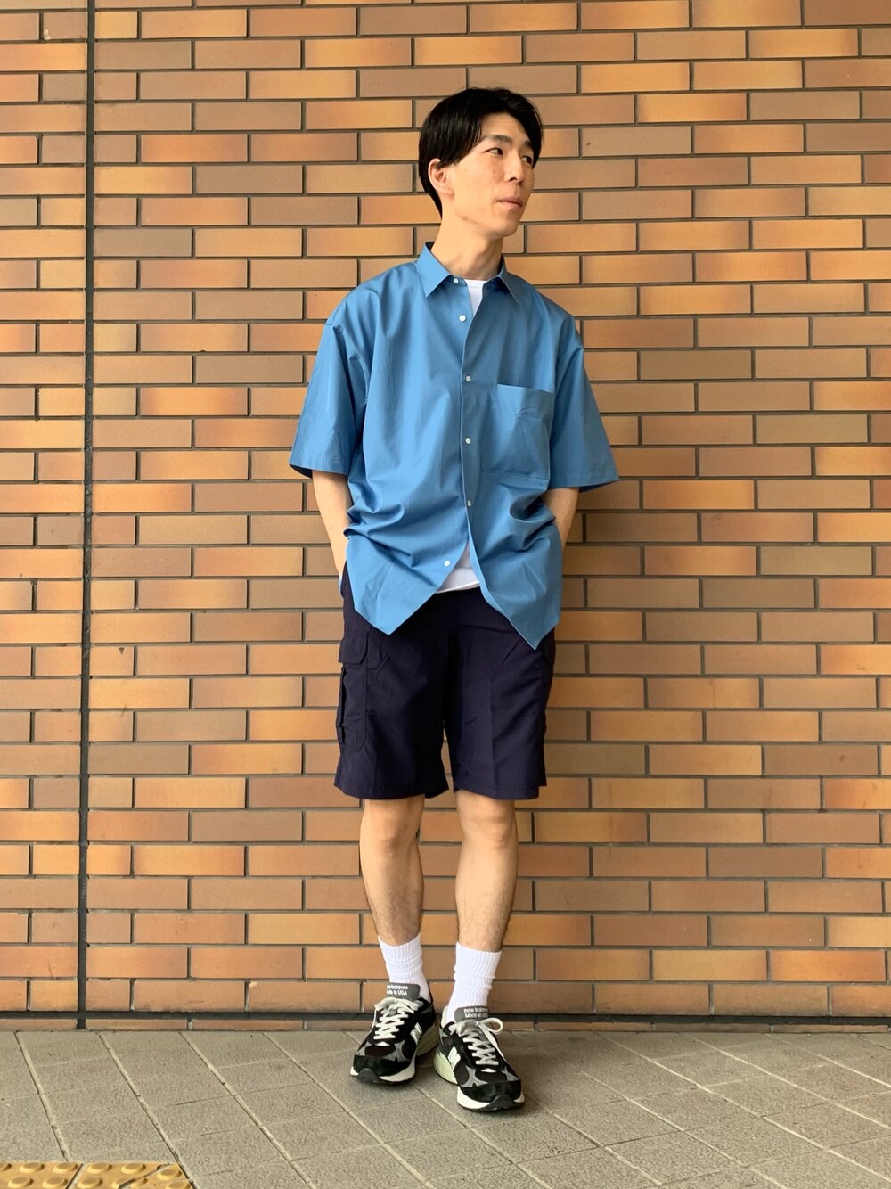「休日スタイル、シンプル、オーバーサイズ、夏、リラックススタイル、シャツスタイル、ブルー、ショーツ、New Balance」｜「THOMAS MASONのトーマスメイソンオーバーショートスリーブシャツ（シャツ/ブラウス、ブルー系）」を使った、Ryoさん（メンズ・172cm）の夏コーディネートの1枚目の写真
