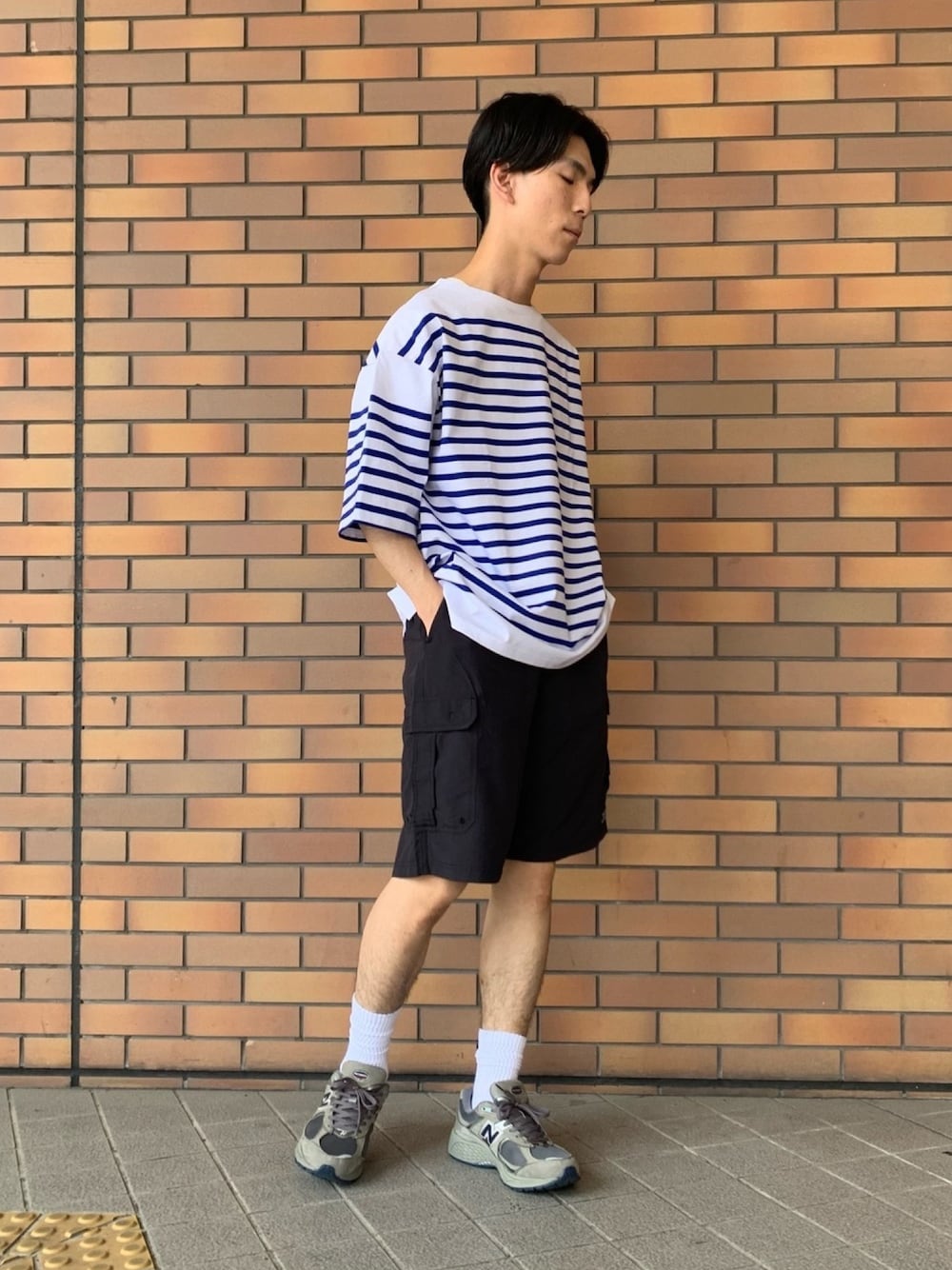 「今日のコーデ、カジュアルコーデ、ゆるコーデ、初夏コーデ、ビッグシルエット、スニーカー、休日スタイル、白Tシャツ、ボーダー、ニューバランス」｜「URBAN RESEARCHのリラックスボートネックボーダーショートスリーブ（Tシャツ/カットソー、ホワイト系）」を使った、Ryoさん（メンズ・172cm）の夏コーディネートの1枚目の写真