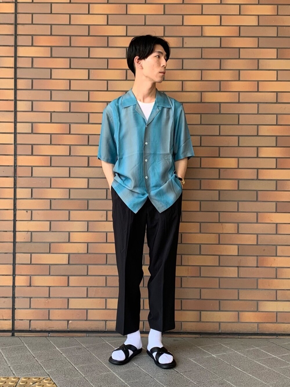 「今日のコーデ、カジュアルコーデ、ゆるコーデ、初夏コーデ、休日スタイル、オープンカラーシャツ、サンダル、白Tシャツ、シャツスタイル、柄シャツ」｜「URBAN RESEARCHのCOSEI　グラデーションプリント ショートスリーブ シャツ（シャツ/ブラウス、ブルー系）」を使った、Ryoさん（メンズ・172cm）の夏コーディネートの1枚目の写真