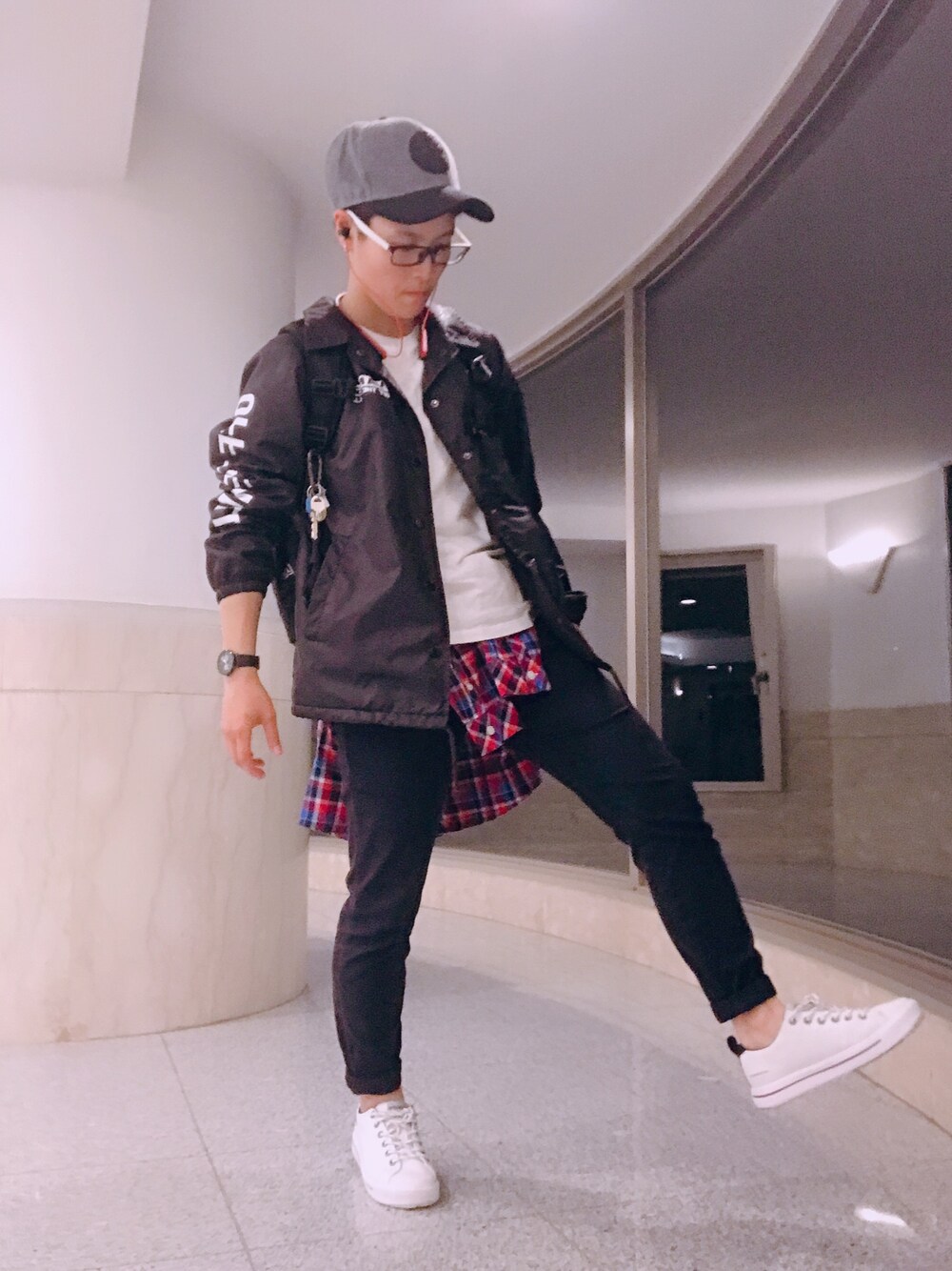 「スニーカーコーデ、白Tシャツ、Tシャツ、低身長コーデ、低身長、VANS、UNIQLO、グローバルワーク(GLOBAL WORK)、ストリート」｜「VANSのアイテム（ナイロンジャケット、ブラック系）」を使った、植物子羊さん（レディース・155cm）の春コーディネートの1枚目の写真