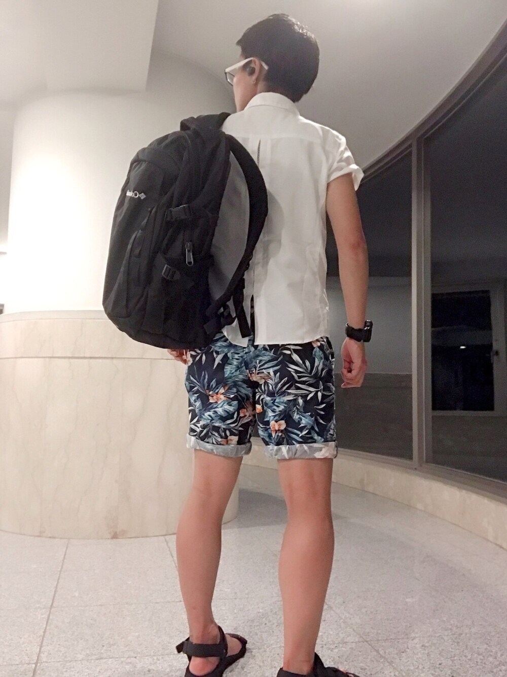 「シンプル、低身長、夏コーデ、スポサン、カジュアルコーデ、柄パンツ、白シャツ」｜「MOUNTAIN HARDWEARのアイテム（シャツ/ブラウス、ホワイト系）」を使った、植物子羊さん（レディース・155cm）の夏コーディネートの1枚目の写真