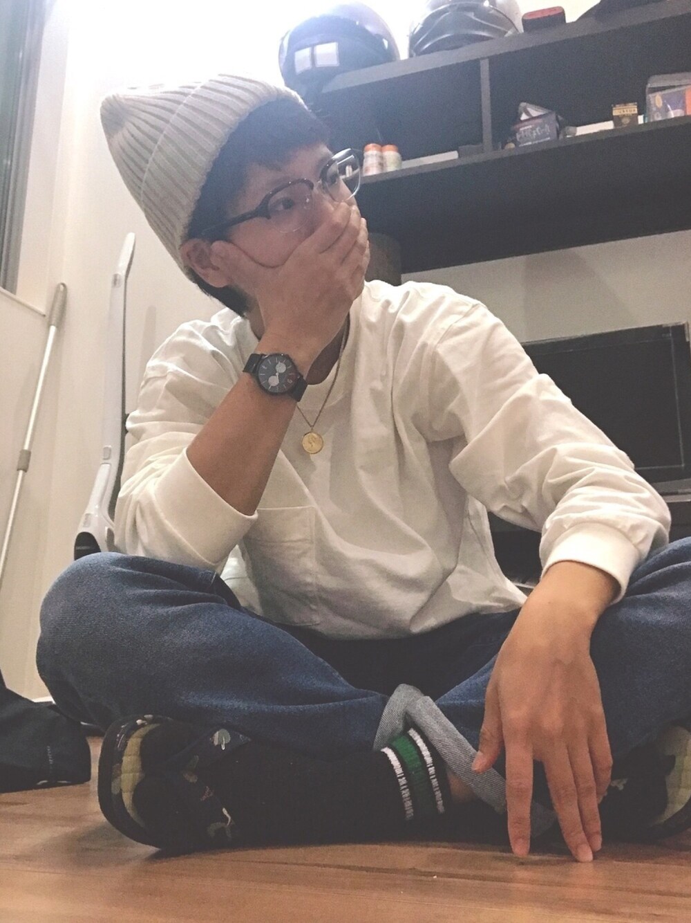 「ニット、ゆるコーデ、ビッグシルエット、デニム、めがね、秋のコーデ、大人カジュアル」｜「UNIQLOのクルーネックT（長袖）（Tシャツ/カットソー、ホワイト系）」を使った、植物子羊さん（レディース・155cm）の秋コーディネートの1枚目の写真