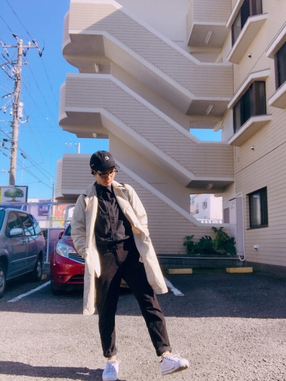 「秋、シンプル、黒、低身長、トレンチコート、スニーカー」｜「UNIQLOのEZYスキニーフィットカラージーンズ（丈標準76～79）（デニムパンツ、ブラック系）」を使った、植物子羊さん（レディース・155cm）の秋コーディネートの1枚目の写真