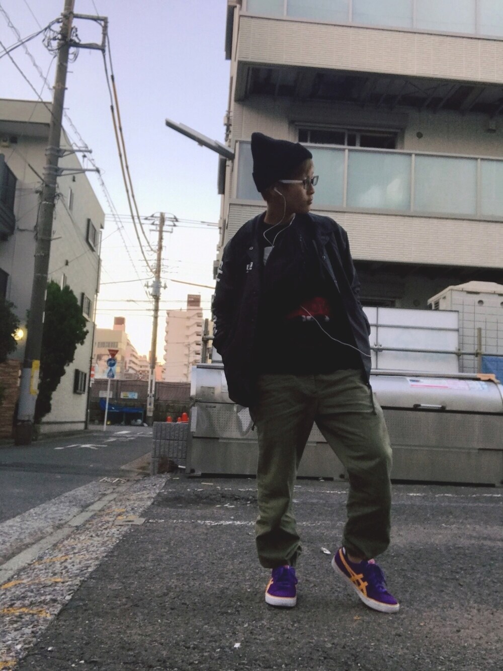 「低身長、ニットコーデ、スニーカーコーデ、ビッグシルエット、ユニクロ、ストリート」｜「VANSのアイテム（ナイロンジャケット、ブラック系）」を使った、植物子羊さん（レディース・155cm）の秋コーディネートの1枚目の写真