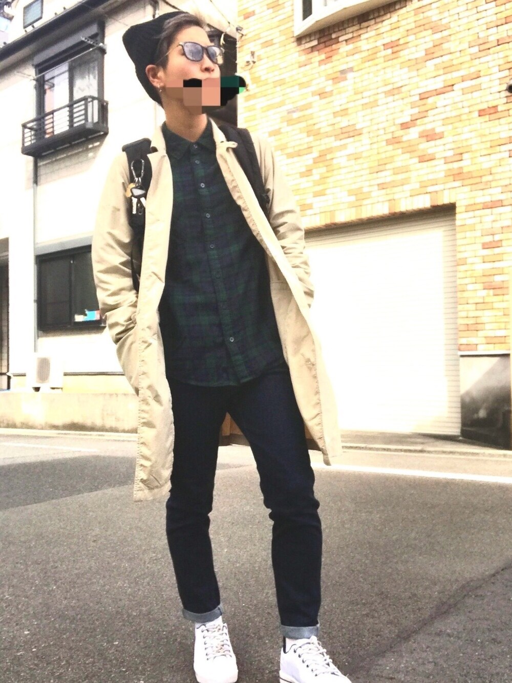 「春コーデ、シンプル、デニムパンツ、スニーカー、グリーン、低身長、春アウター、ニット」｜「Columbiaのペッパーロック23Lバックパック（バックパック/リュック、ブラック系）」を使った、植物子羊さん（レディース・155cm）の春コーディネートの1枚目の写真