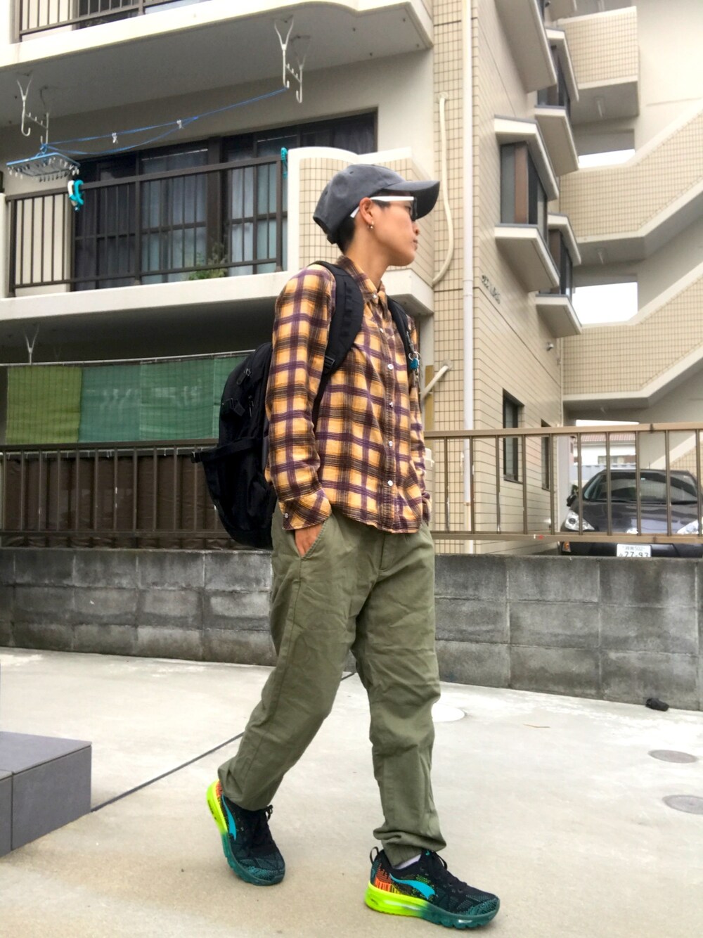 「シンプルコーデ、ラクチンコーデ、ラフコーデ、低身長、カーキ、ブラック、チェック」｜「UNIQLOのアイテム（パンツ、グリーン系）」を使った、植物子羊さん（レディース・155cm）の夏コーディネートの1枚目の写真