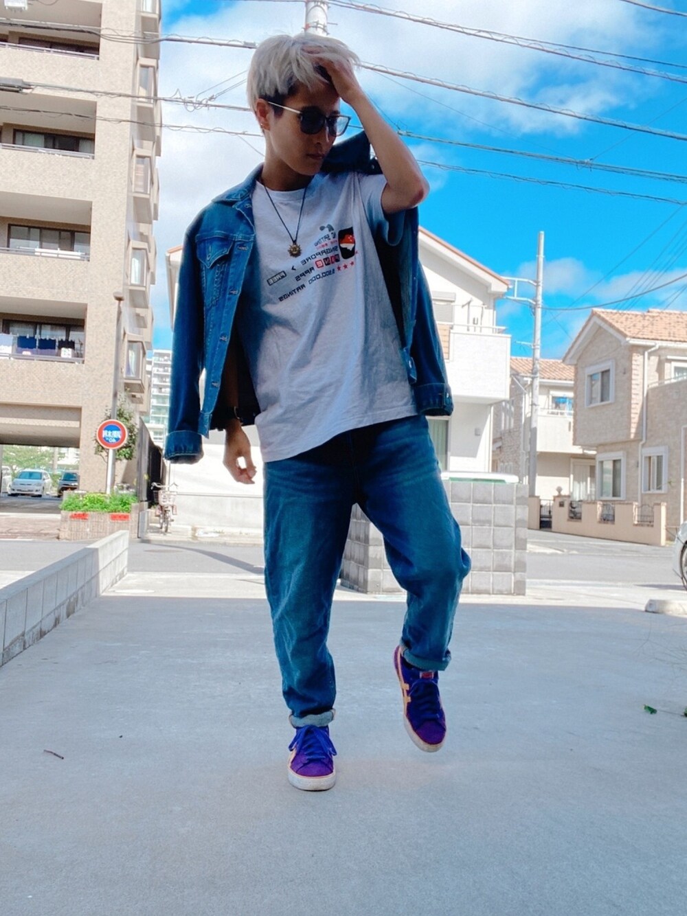「カジュアルコーデ、メンズライク、UNIQLO、デニム、デニムオンデニム、ストリートMIX、オニツカタイガー」｜「UNIQLOのアイテム（デニムジャケット、ブルー系）」を使った、植物子羊さん（レディース・155cm）の秋コーディネートの1枚目の写真