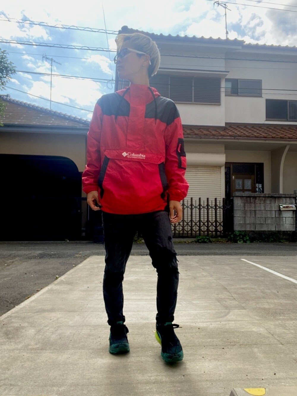 「低身長、スキニーデニム、ダメージデニムパンツ、赤、ストリートMIX、ウィンドブレーカー」｜「ColumbiaのColumbia Challenger Windbreaker (MOUNTAIN RED)（ナイロンジャケット、レッド系）」を使った、植物子羊さん（レディース・155cm）の冬コーディネートの1枚目の写真