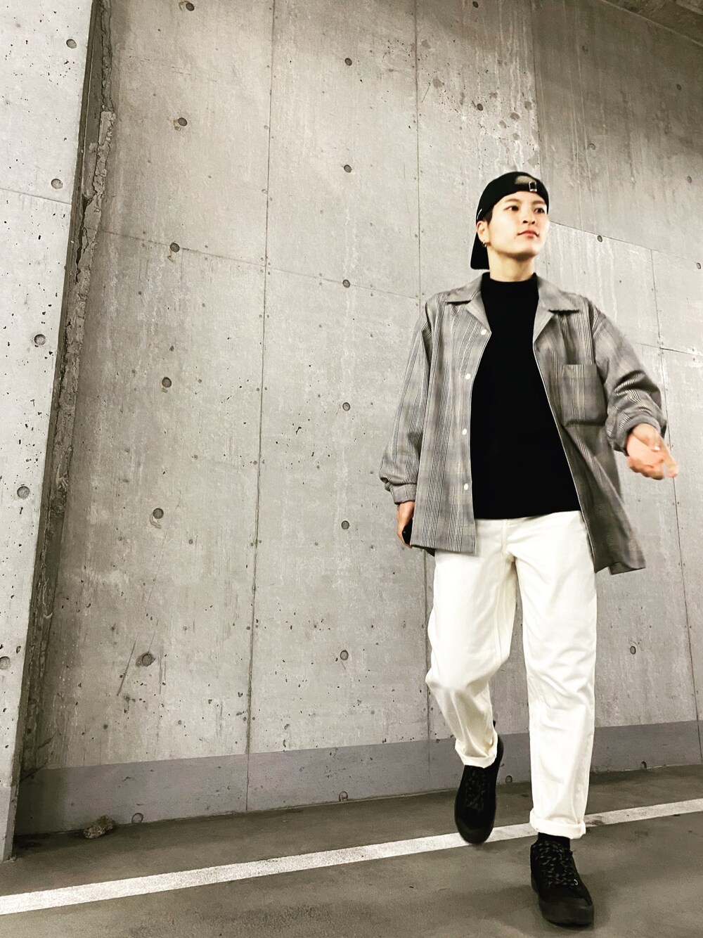「休日スタイル、デニムパンツ、ストリート、カジュアル、低身長、ボーイッシュ、ラフ」｜「UNIQLOのクルーネックＴ（長袖）（Tシャツ/カットソー、ブラック系）」を使った、植物子羊さん（レディース・155cm）の冬コーディネートの1枚目の写真