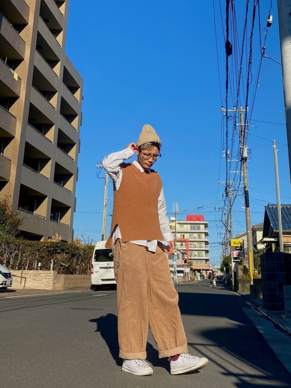 「大人カジュアル、カジュアル、春コーデ、スニーカー、スニーカーコーデ、ゆるコーデ、ベージュ、低身長、コーデュロイ、サロペット」｜「UNIQLOのアイテム（ニット/セーター、ブラウン系）」を使った、植物子羊さん（レディース・155cm）の冬コーディネートの1枚目の写真