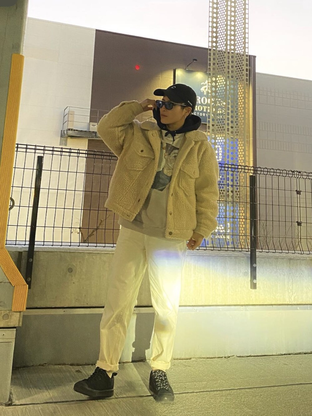 「オーバーサイズ、デニムパンツ、パーカー、スウェット、ストリート、シンプルコーデ、スニーカー、ボーイッシュ」｜「BEAMSのアイテム（スウェット、ベージュ系）」を使った、植物子羊さん（レディース・155cm）の冬コーディネートの1枚目の写真