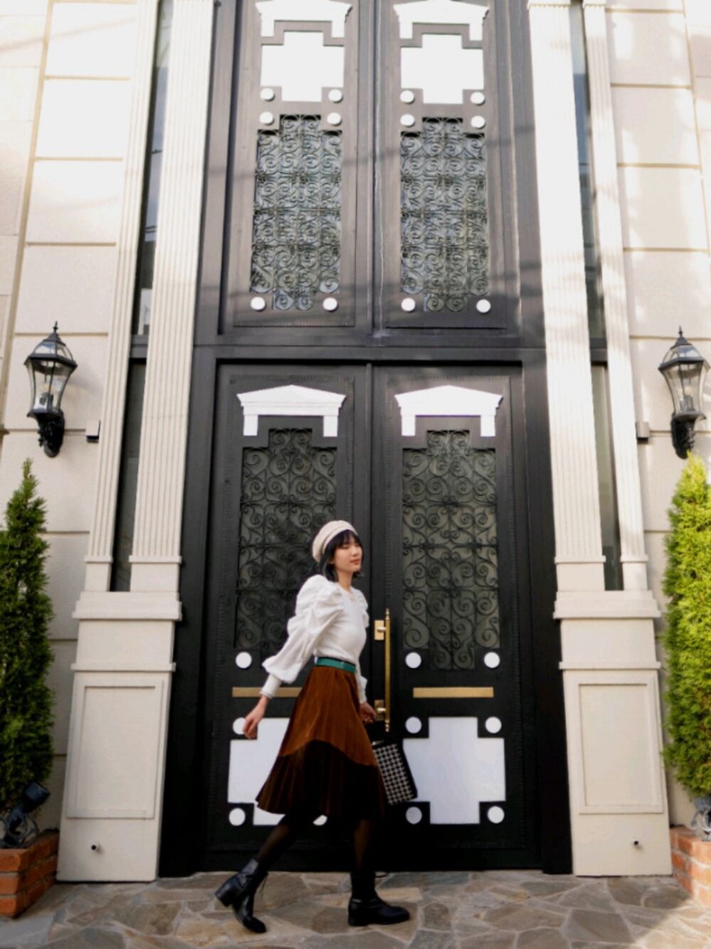「シャーリング、吉祥寺、古着コーデ、派手コーデ、ゴージャス、ベレー帽女子」｜「海外ブランドのアイテム（その他トップス、ホワイト系）」を使った、藤原Kakenさん（レディース・175cm）の冬コーディネートの1枚目の写真