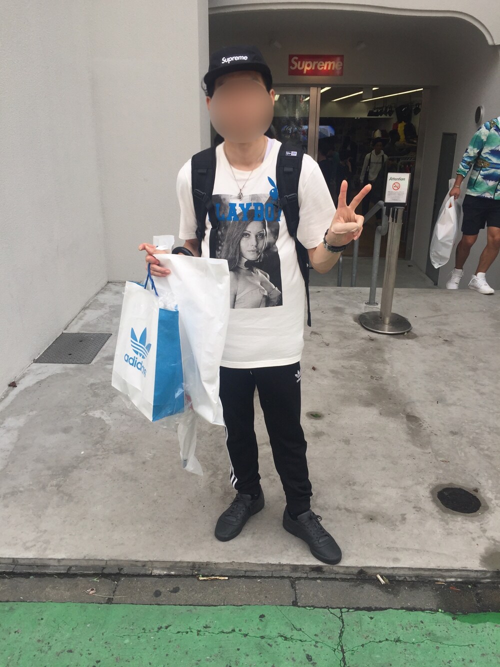 「Hysteric Glamour、ヒステリックグラマー、supreme、シュプリーム、PLAYBOY、ジェットキャップ、adidas originals、YEEZY POWERPHASE、お買い物、プレイボーイ」｜「HYSTERIC GLAMOURのDEBBIE IN NY CLUB．1968 pt T-SH（Tシャツ/カットソー、ホワイト系）」を使った、T-Rightさん（メンズ・166cm）の秋コーディネートの1枚目の写真