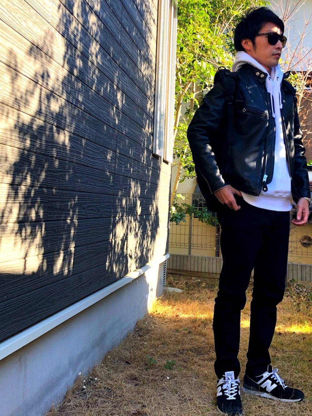 「大人カジュアル、おしゃれさんと繋がりたい、ライダース、ライダースジャケット、ショット、チャンピオン、ニューバランス、ピルグリム、ブラックアンドホワイト、レイバン」｜「schottのSchott/ショット　641XX 60'S　STAND RIDERS/ライダース（ライダースジャケット、ブラック系）」を使った、Manokoaさん（メンズ・173cm）の冬コーディネートの1枚目の写真