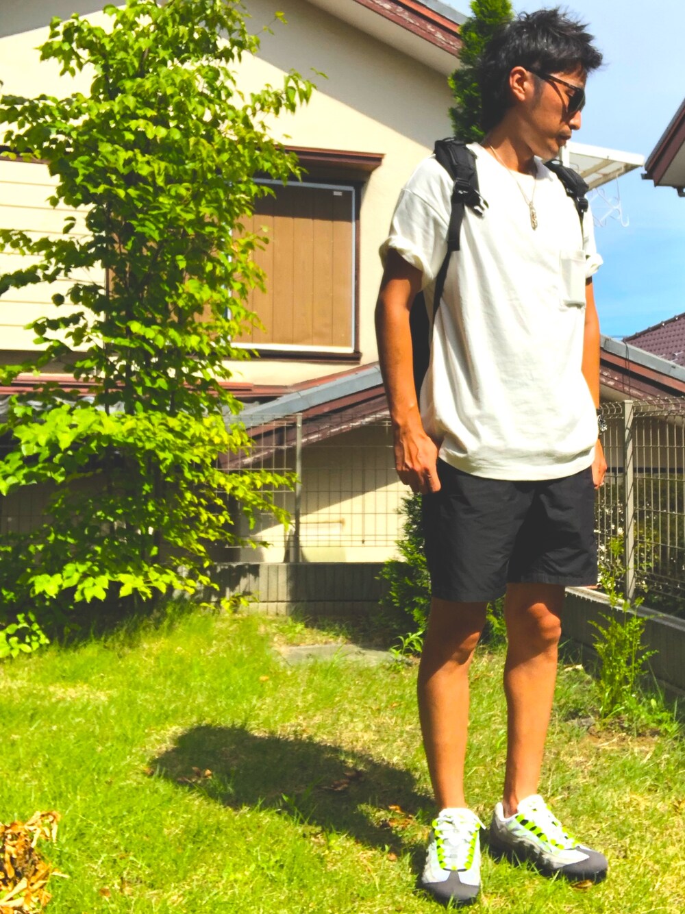 「シンプルコーデ、black and white、Pilgrim SURF＋SUPPLY、Gregory、スニーカー、NIKE、GRAMICCI、BEAMS、ray ban、Chrome Hearts」｜「NIKEのNIKE AIR VAPORMAX 95 OG NEON（スニーカー、その他）」を使った、Manokoaさん（メンズ・173cm）の夏コーディネートの1枚目の写真