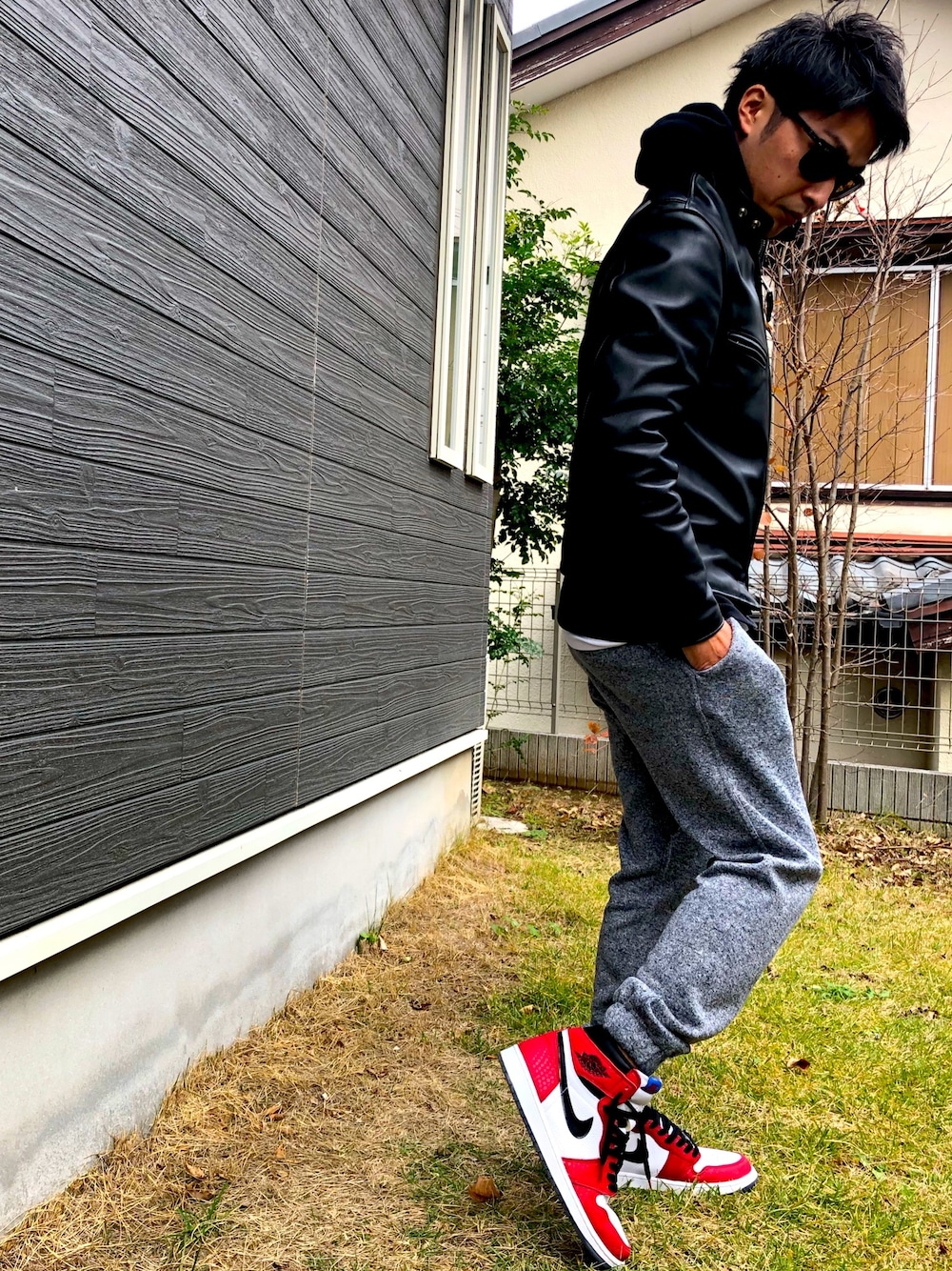 「SCHOTT、ライダース、ライダースジャケット、スニーカー、スニーカーコーデ、Jordan、jordan1、loopwheeler、GRAMICCI、AIR JORDAN」｜「AIR JORDANのアイテム（スニーカー、レッド系）」を使った、Manokoaさん（メンズ・173cm）の冬コーディネートの1枚目の写真