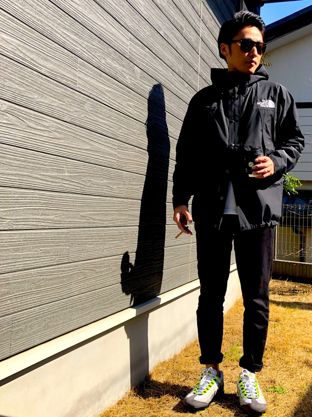 「スニーカーコーデ、ナイキ、スニーカー、vapormax、マウンテンライトジャケット、ノースフェイス、NIKE、THE NORTH FACE、ray ban、ブラック」｜「ZOZOのスリムテーパードデニムパンツ（パターンオーダー）／ブラック［MEN］（デニムパンツ、ブラック系）」を使った、Manokoaさん（メンズ・173cm）の冬コーディネートの1枚目の写真