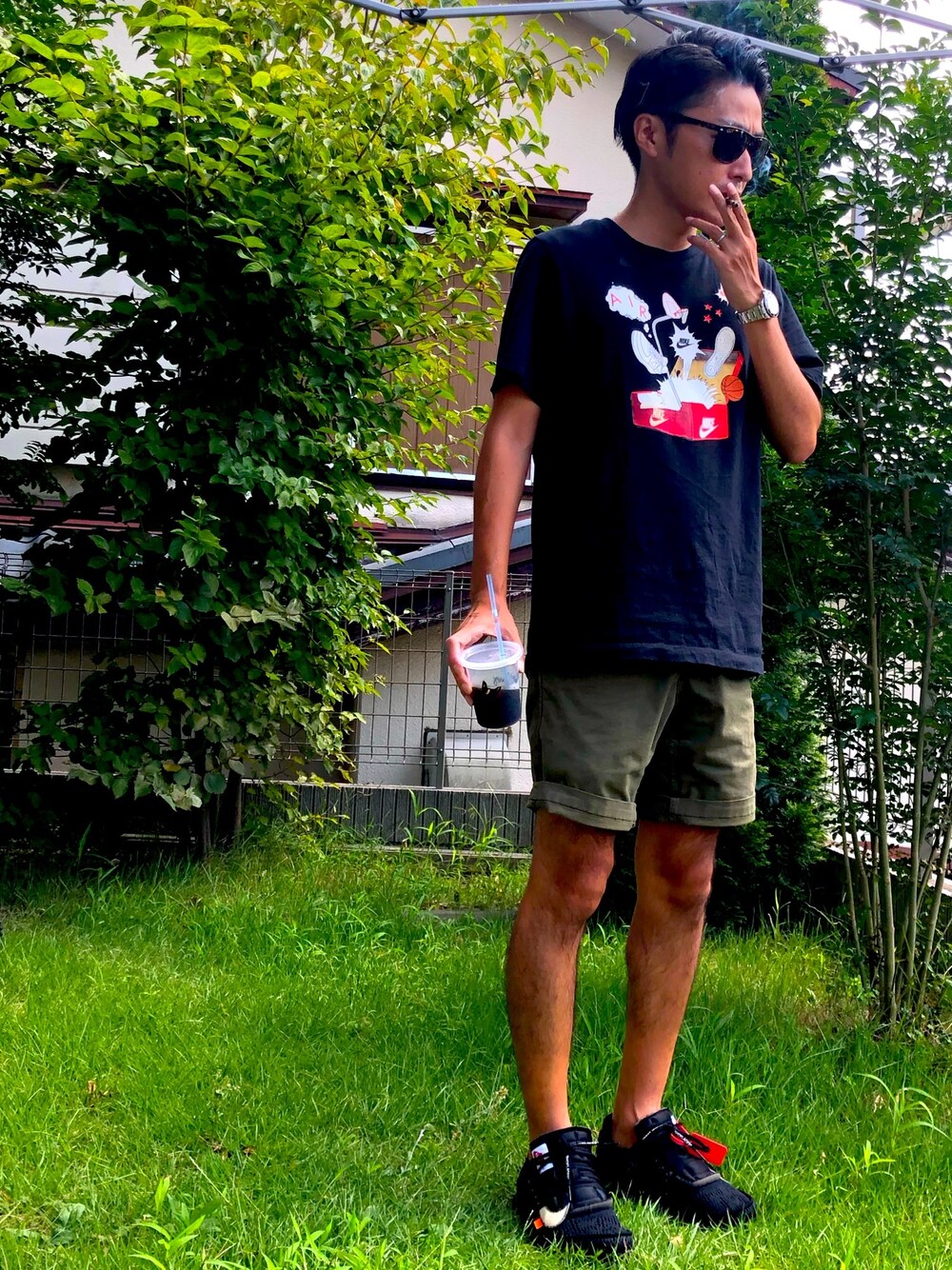 「NIKE、off white、スニーカー、ナイキ、RAYBAN、guramicci、ショーツ、Tシャツ、スポーツミックス、シンプルコーデ」｜「NIKEのナイキ スポーツウェア ユニセックス Tシャツ / NIKE（Tシャツ/カットソー、ブラック系）」を使った、Manokoaさん（メンズ・173cm）の秋コーディネートの1枚目の写真