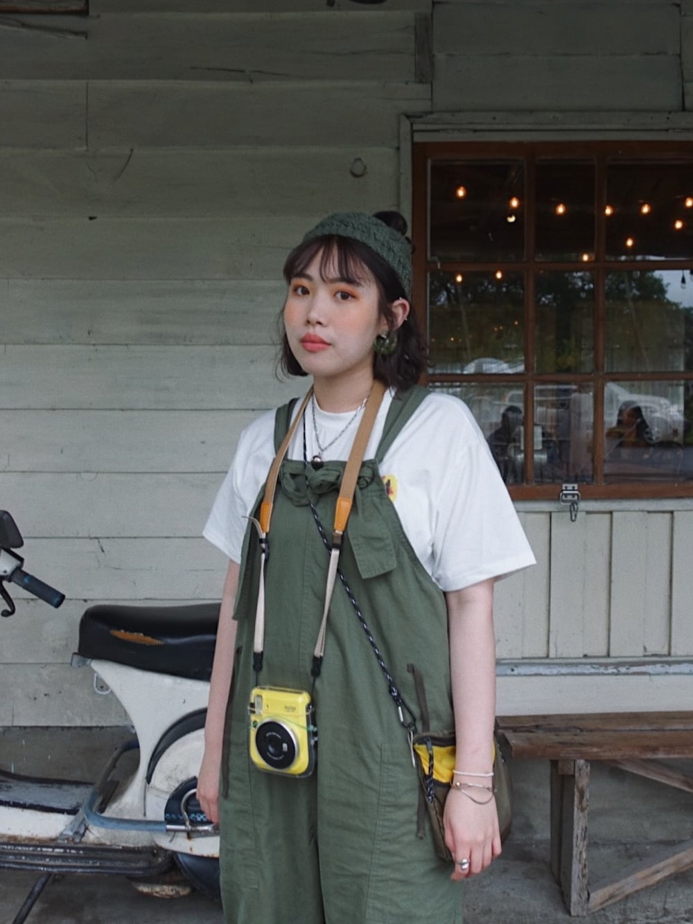 グリーン系のオールインワン・サロペット、グリーン系のショルダーバッグを着用したレディースの夏コーディネートの1枚目の写真