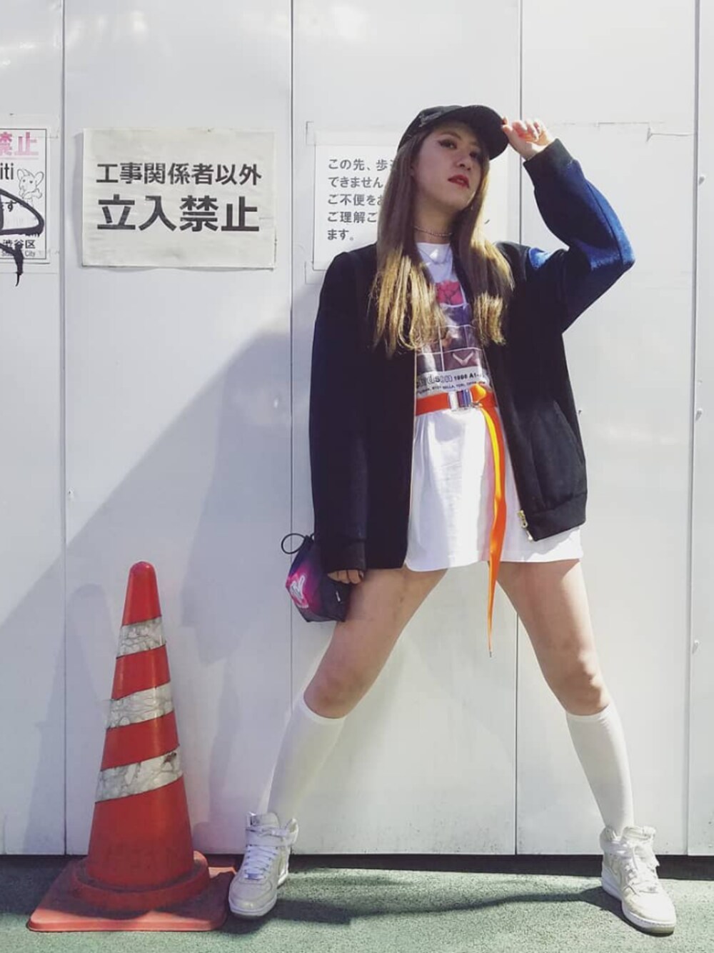 「Richardson、NIKE、Tシャツワンピ、ガチャベルト、サコッシュ、白ソックス、ハイソックス、キャップ女子、スニーカー女子、オレンジ」｜「RICHARDSONのRichardson A9 COLLAGE TEE（Tシャツ/カットソー、ホワイト系）」を使った、Takahashi Fumikaさん（レディース・166cm）の春コーディネートの1枚目の写真