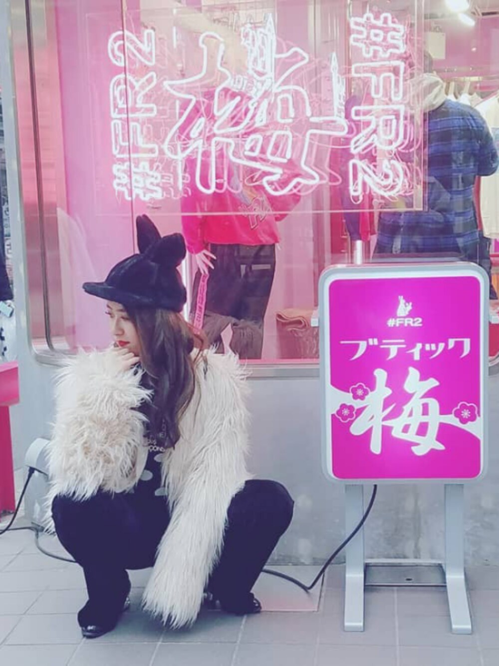 「onespo、JEFFREY CAMPBELL、ファーコート、ニットキャミソール、ファーキャップ、うさみみ、ウサミミ帽子、ピンク、ドット、韓国ファッション」｜「onespoのアイテム（キャップ、ブラック系）」を使った、Takahashi Fumikaさん（レディース・166cm）の春コーディネートの1枚目の写真