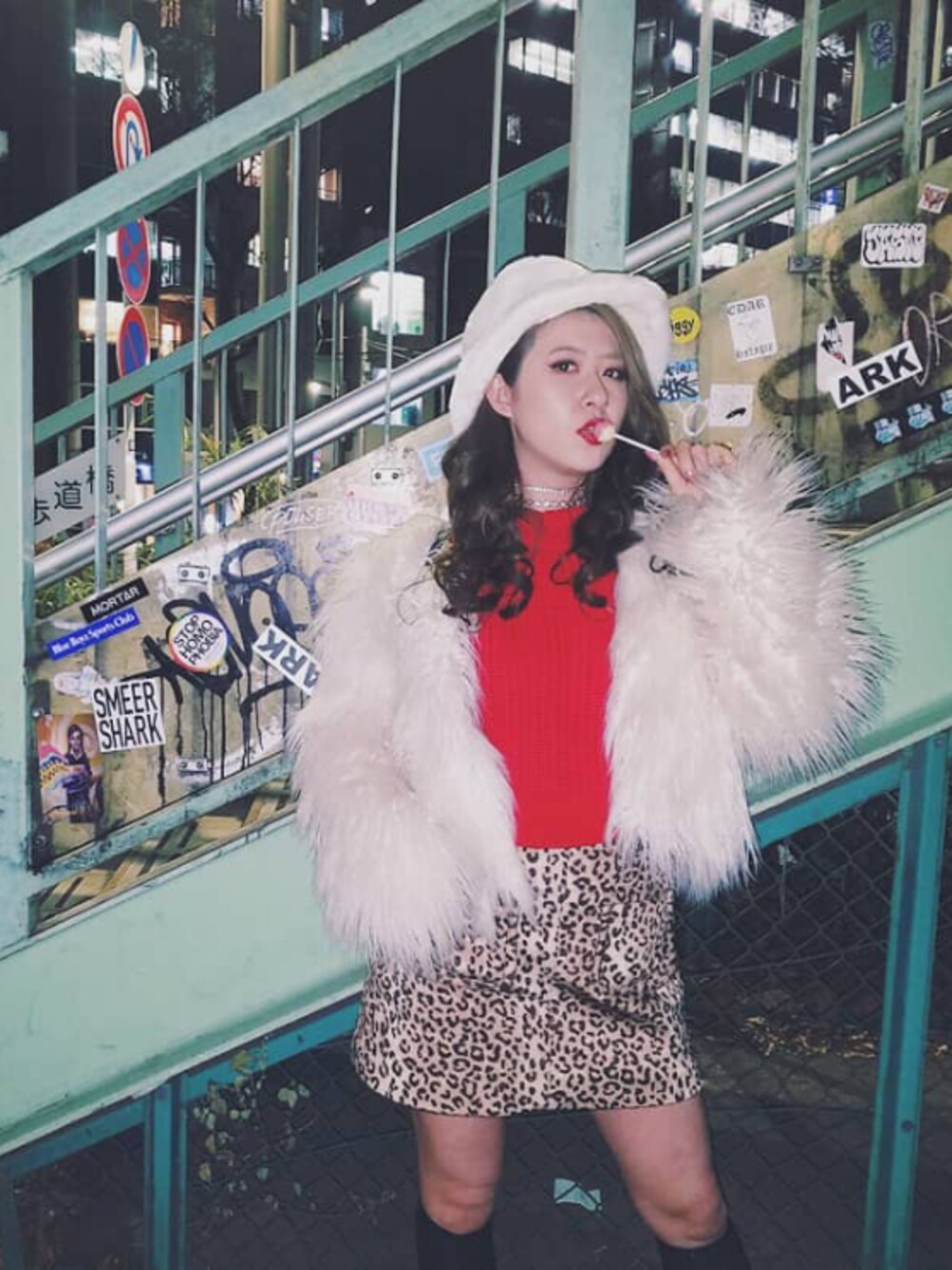 「FIG&VIPER、FOREVER 21、KIKKA THE DIARY OF、ファーコート、ファーハット、赤ニット、ヒョウ柄スカート、ハイソックス、バケットハット、チュッパチャップス」｜「FIG&VIPERのアイテム（ニット/セーター、レッド系）」を使った、Takahashi Fumikaさん（レディース・166cm）の春コーディネートの1枚目の写真