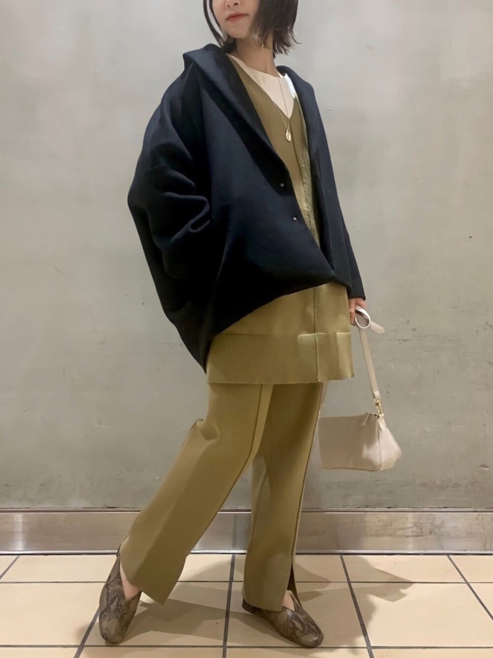 「ROPE' PICNIC(ROPE' PICNIC)、私の推しブランド、休日スタイル、カジュアルコーデ、ラクチンコーデ、シンプルコーデ、セットアップ、ニットセットアップ、低身長、153cm」｜「ROPE' PICNICのオーガビッツアソートロングTシャツ（Tシャツ/カットソー、ホワイト系）」を使った、まやさん（レディース・153cm）の冬コーディネートの1枚目の写真