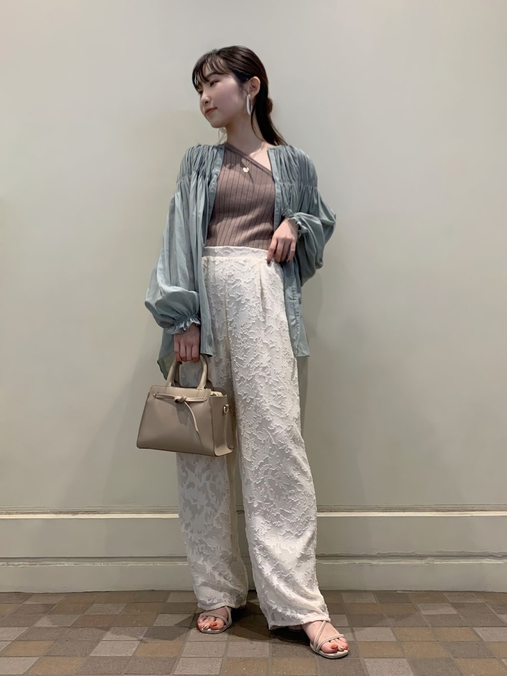 「休日スタイル、パステルカラー、白パンツ、シンプルコーデ、ロペピクニック、ミニバッグ、低身長、ROPE' PICNIC(ROPE' PICNIC)、オトナカジュアル、お洒落さんとつながりたい」｜「ROPE' PICNICのワンショルカップ付インナー（タンクトップ、ブラウン系）」を使った、まやさん（レディース・153cm）の夏コーディネートの1枚目の写真