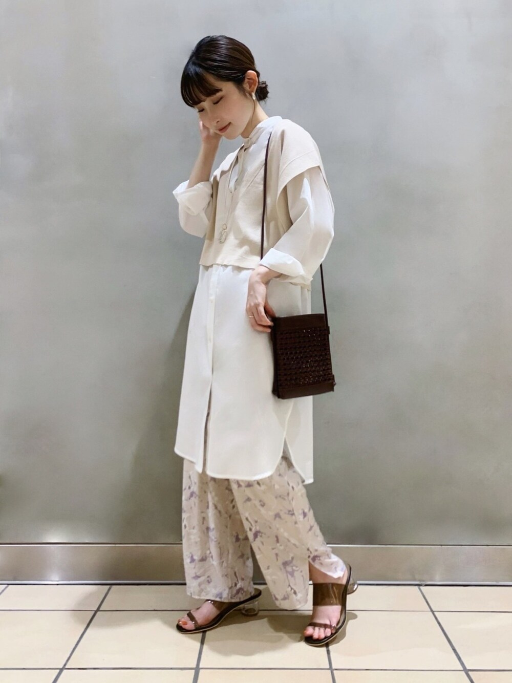 「カジュアル、ニットベスト、シンプルコーデ、ベージュコーデ、ロペピクニック、ミニバッグ、低身長、ROPE' PICNIC(ROPE' PICNIC)、淡色コーデ、お洒落さんとつながりたい」｜「ROPE' PICNICのニットショート丈ベスト（ベスト、ベージュ系）」を使った、まやさん（レディース・153cm）の夏コーディネートの1枚目の写真