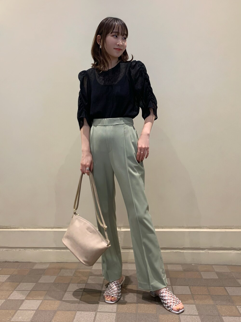 「カラーパンツ、シンプルコーデ、ロペピクニック、低身長、ROPE' PICNIC(ROPE' PICNIC)、シアー、パンツコーデ、パフスリーブ、オトナカジュアル、お洒落さんとつながりたい」｜「ROPE' PICNICのワッシャー加工袖ギャザーブラウス（シャツ/ブラウス、ブラック系）」を使った、まやさん（レディース・153cm）の春コーディネートの1枚目の写真