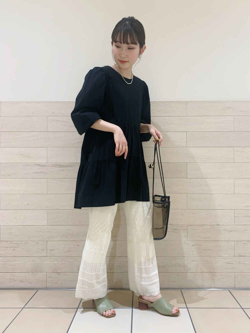 「カジュアル、モノトーン、白パンツ、ロペピクニック、ミニバッグ、低身長、ROPE' PICNIC(ROPE' PICNIC)、ティアード、透かし編みニット、お洒落さんとつながりたい」｜「ROPE' PICNICの【リンクコーデ】透かし編みニットパンツ（その他パンツ、ホワイト系）」を使った、まやさん（レディース・153cm）の夏コーディネートの1枚目の写真